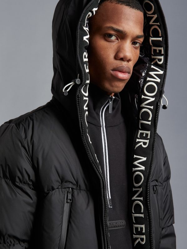 MONCLER MONTCLA SHORT DOWN JACKET
